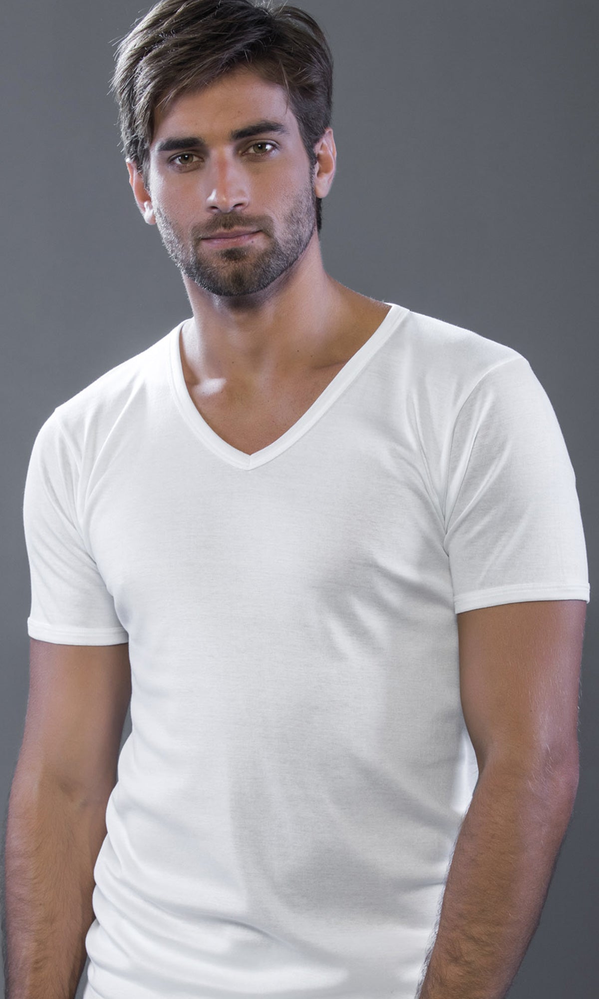 1602-CAMISETA CON CUELLO EN PICO Y MANGA ESTANTE EN LISLE ESCOCESA